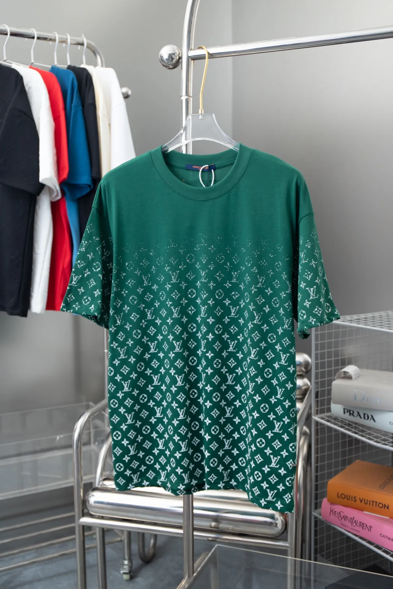 🅿️180 High-quality Lv 2025 early spring new style, MONOGRAM presbyopic gradient short-sleeved T-shirt, which uses digital printing technology to render pixel light and shadow for the Monogram gradient pattern. Its silk-screen texture and knitting effect complement each other, and the logo hardware is customized on the side. Synchronized with the official website, pure cotton fabrics at the counter! Comfortable against the skin, durable and easy to wear, meticulous original craftsmanship, custom-made 260g vat-dyed fabric, very comfortable to the touch, latest brick cabinet synchronization, OS off-shoulder version, fashionable and individual, super versatile and good-looking, very suitable for both men and women, must-have style, hang tag, collar label, washed wheat, complete with three labels S M L XL